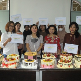 Penyerahan sertifikat bagi para peserta pelatihan keterampilan membuat kue